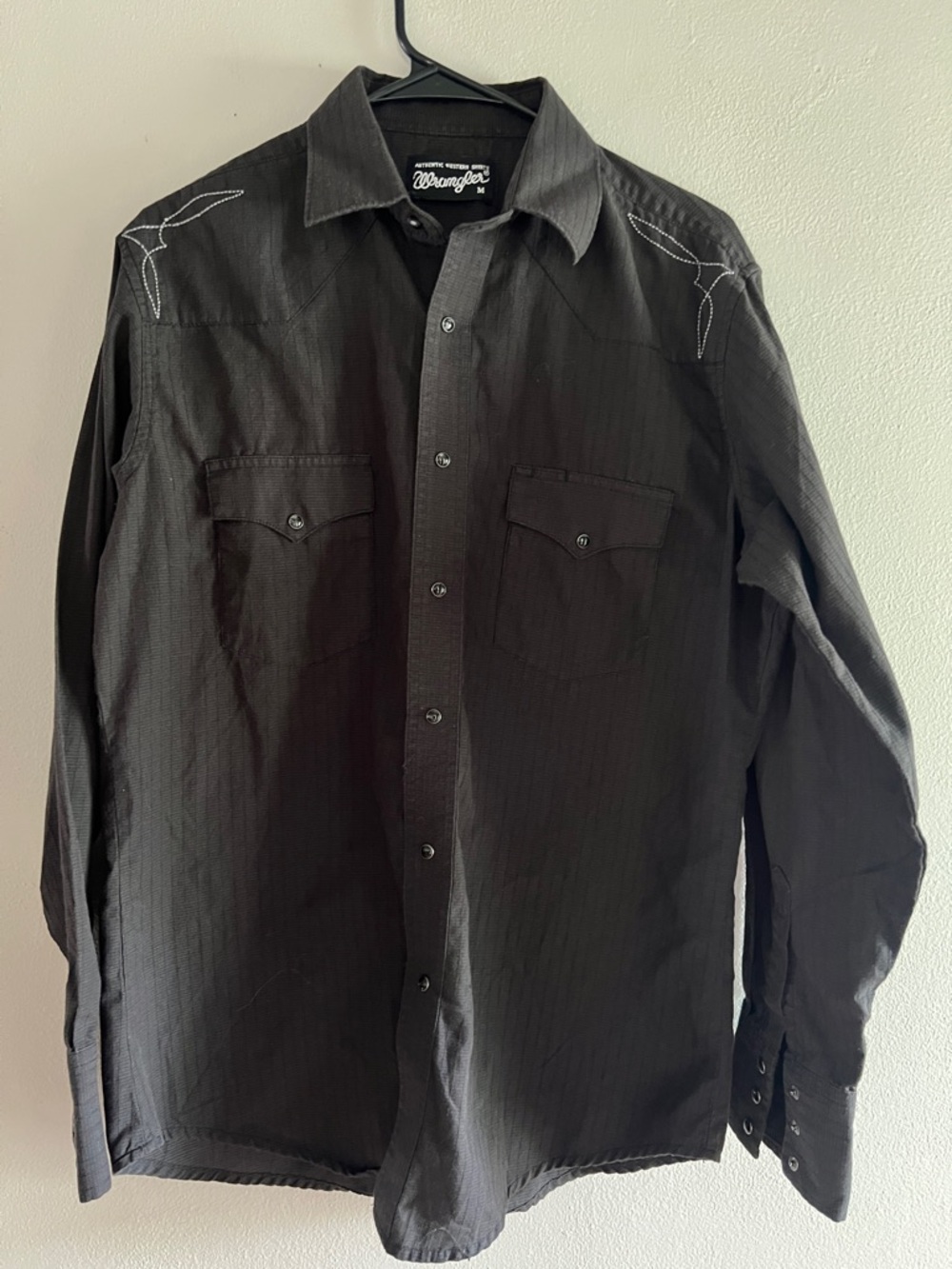 Wrangler men’s black embroidered snap up shirt size medium